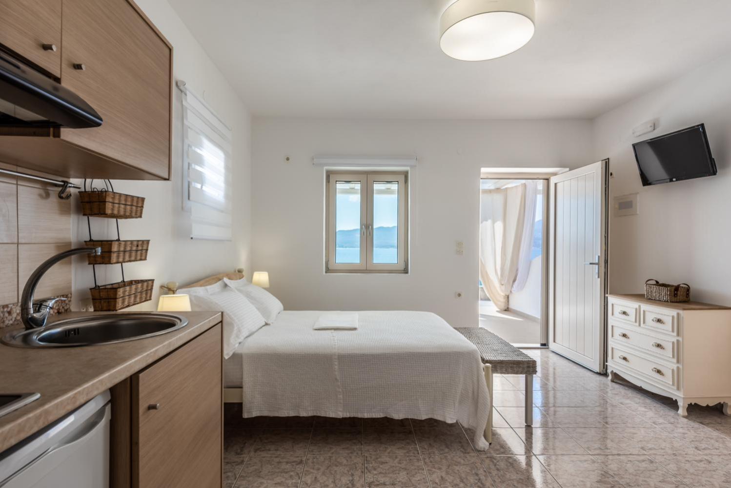 Anemi Suites Adamantas  Zimmer foto