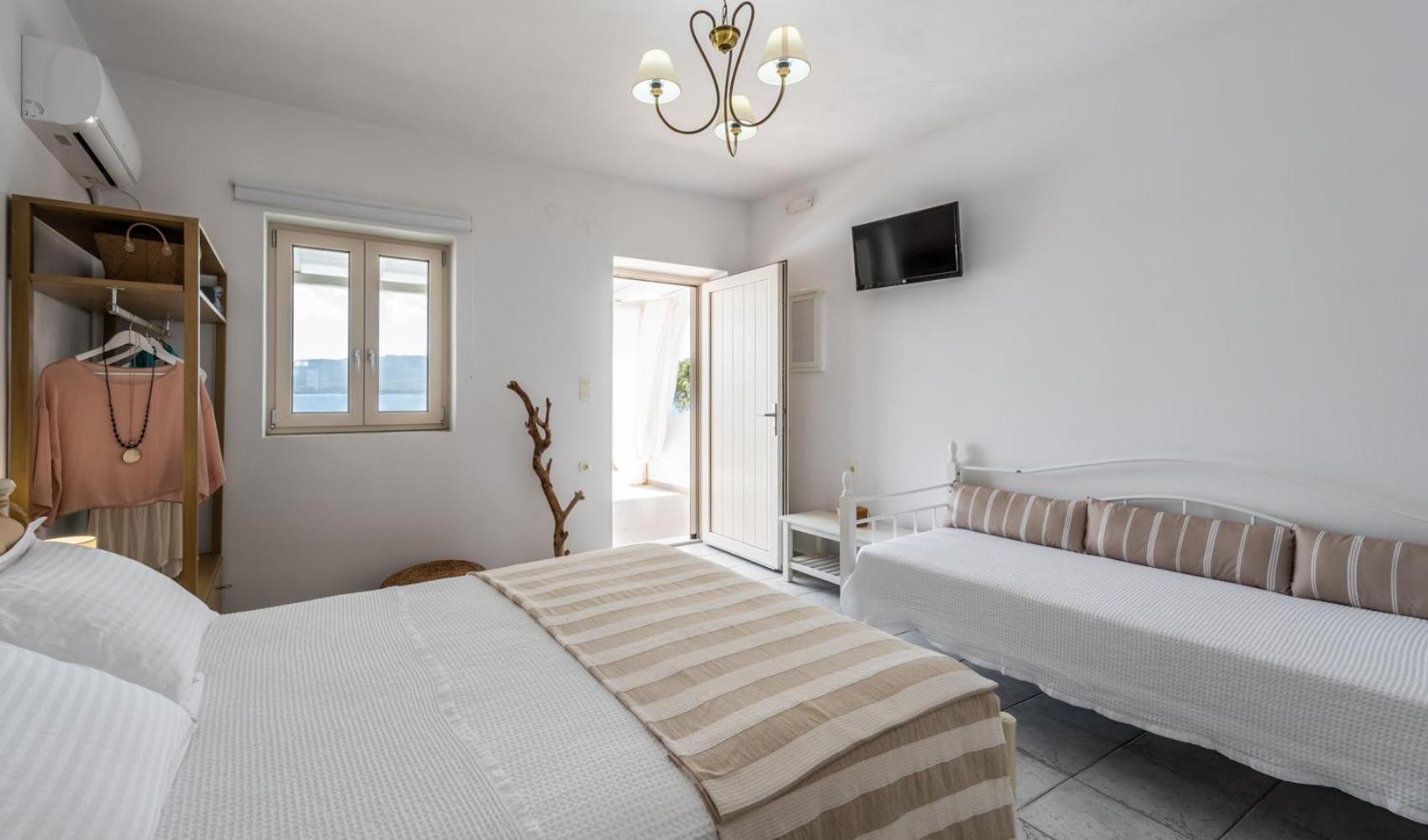 Anemi Suites Adamantas  Zimmer foto