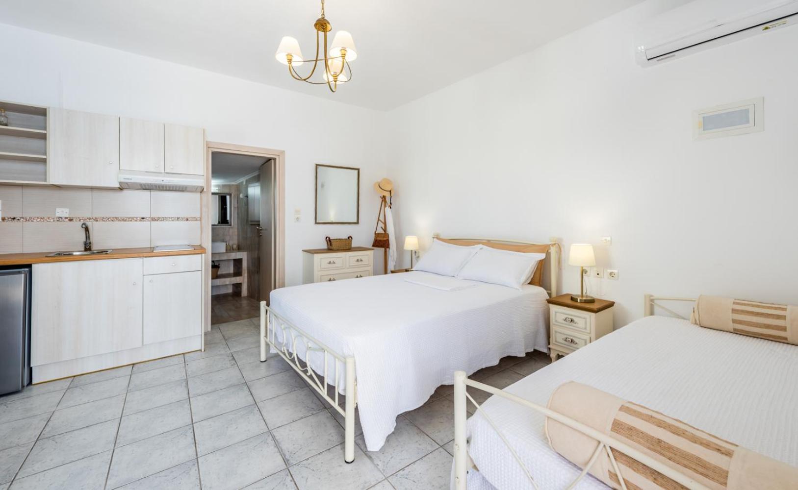 Anemi Suites Adamantas  Zimmer foto